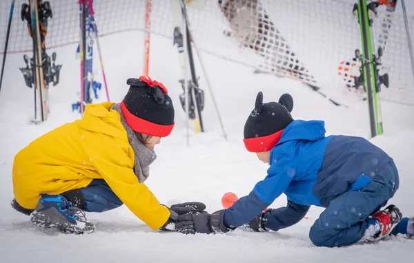 Children Playing Snow Ski Resort — Stock Photo, Image