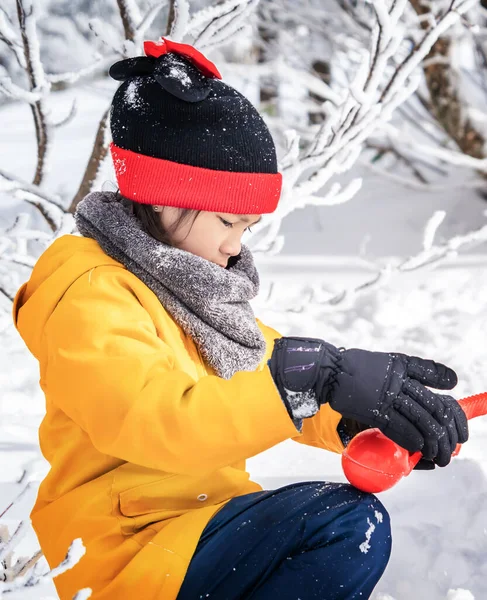 Little Girl Snow Clothing Playing Snow Skii Resort — Stock Photo, Image