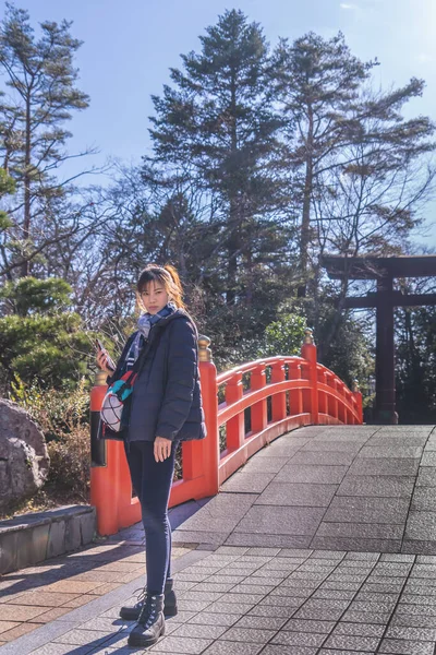 Bella Donna Ritratto Abbigliamento Invernale Con Tempio Giapponese Sfondo Santuario — Foto Stock