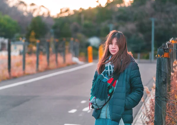 Hermoso Retrato Mujer Ropa Moda Invierno Calle Rural Japón —  Fotos de Stock