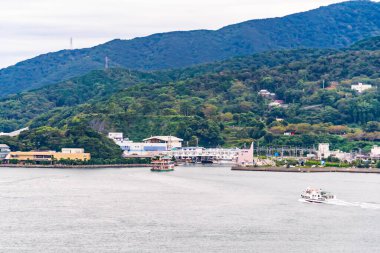 Toba, Japonya - 24 Eylül 2019: gemi ve tekneler Toba Adası, Japonya limanına doğru yol alıyorlar.