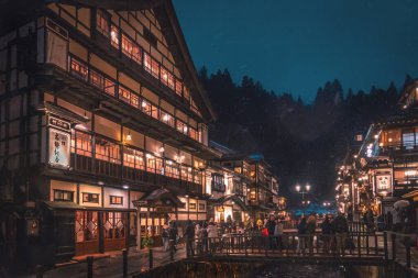 Yamagata; Japonya - 27 Aralık 2019: Turistler kar yağarken Ünlü Ginzan onsen 'i geziyorlar.