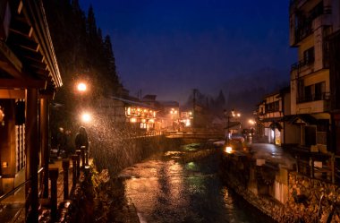 Yamagata; Japonya - 27 Aralık 2019: Turistler kar yağarken Ünlü Ginzan onsen 'i geziyorlar.