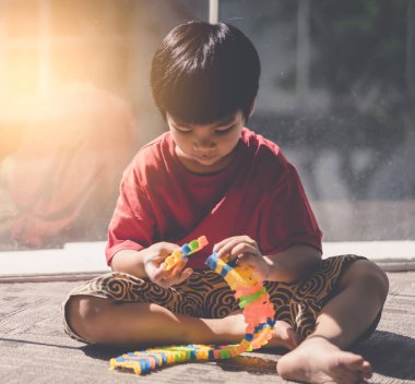 Küçük çocuk bulmaca oynamayı öğreniyor.