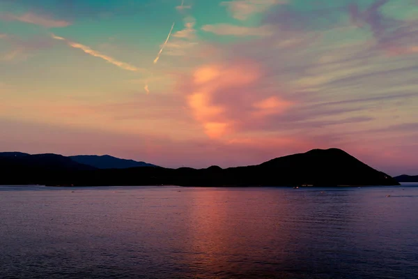 轮廓岛 夕阳西下 背景色彩艳丽 是度假和旅行的异国情调 — 图库照片