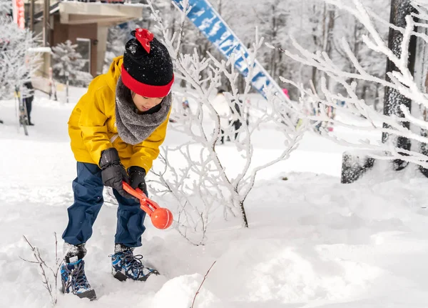Little Girl Snow Clothing Playing Snow Skii Resort — Stock Photo, Image