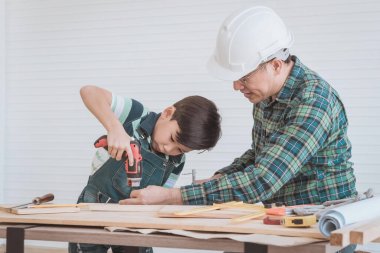 Baba oğluna Diy 'in ev geliştirmesini öğretiyor. Aile ve aile bağları için çalışıyor..