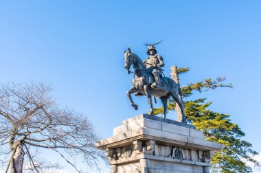 Sendai; Japonya - 29 Aralık 2019: Eski Sendai Aoba şatosunun harabelerinde bulunan bir ata binen Masamune Anıtı.