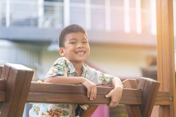 Zdrowy Azjatycki Chłopiec Wspina Się Szczyt Drewnianego Placu Zabaw Parku — Zdjęcie stockowe