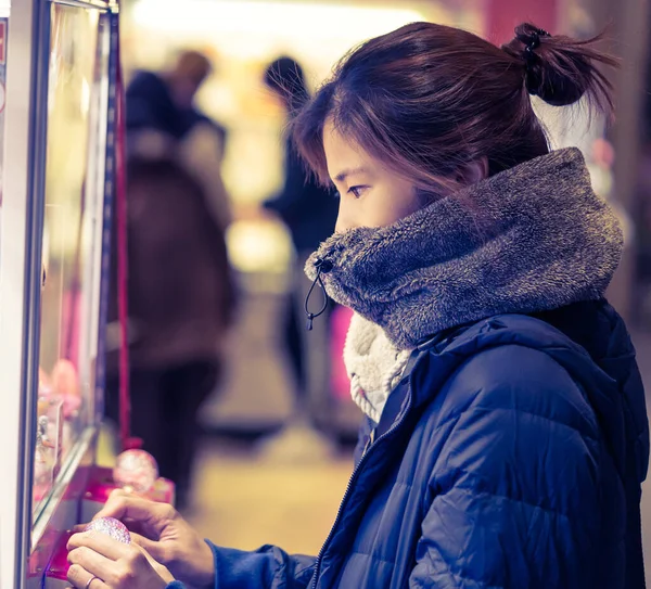 Japonés Chica Gamer Invierno Moda Jugando Con Grúa Muñeca Máquina —  Fotos de Stock