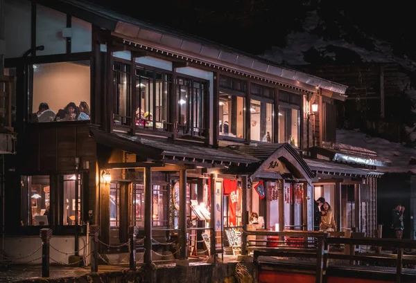 山形県 12月2019 雪が降っている間 観光客は有名な銀山温泉を旅行しています — ストック写真