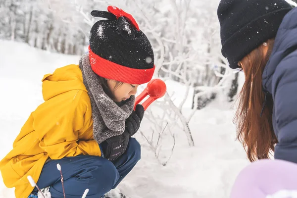 Mother Little Girl Having Fun Playing Zao Winter Skii Resort — Stock Photo, Image