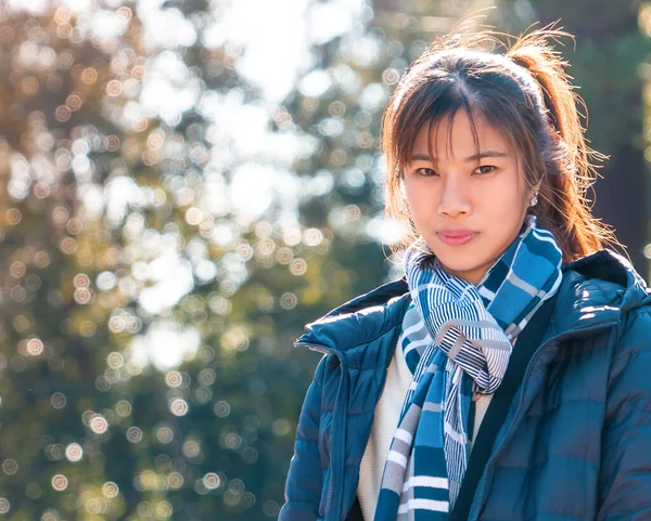 Hermosa Mujer Retrato Ropa Invierno Con Fondo Santuario Templo Japonés —  Fotos de Stock