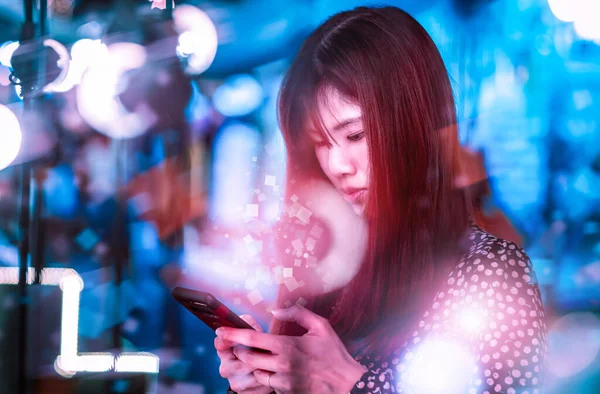Femme Asiatique Utilise Téléphone Mobile Pour Technologie Communication Hologramme Panneau — Photo