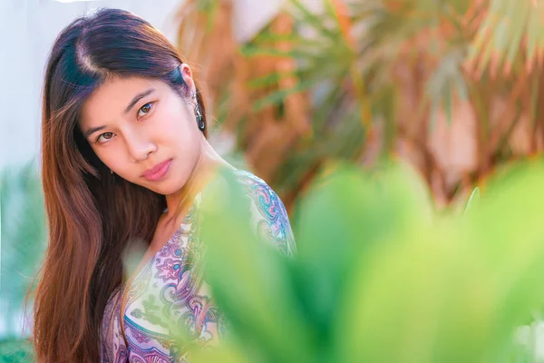 정원에서 아름다운 초상화를 아시아의 여자아름다움 개념의 햇빛을 받으며 — 스톡 사진