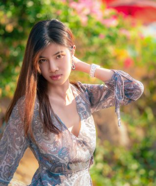 Tayland Yazı 'nda güzellik ve moda konsepti için parlak beyaz tenli güzel bir Asyalı kadının portresi..