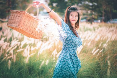 Mutlu Asyalı Çinli güzel kadın yeşil bahçe bahçesinde çiçek sepeti tutuyor güzellik ve doğa konsepti için..