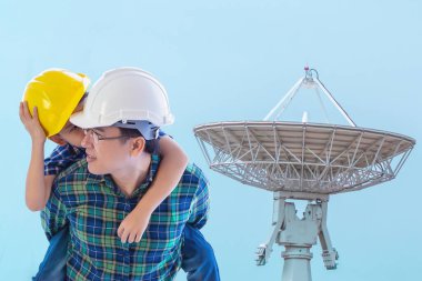 Baba müteahhit oğlunu internet endüstrisi ve gelecekteki aile konsepti için modern yerleşim yeri iletişim alıcısı olarak taşıyor.