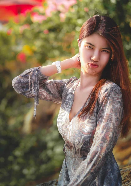 タイの美しさとファッションコンセプトのための明るい白い肌を持つ美しいアジアの女性の肖像 Beach Summer — ストック写真