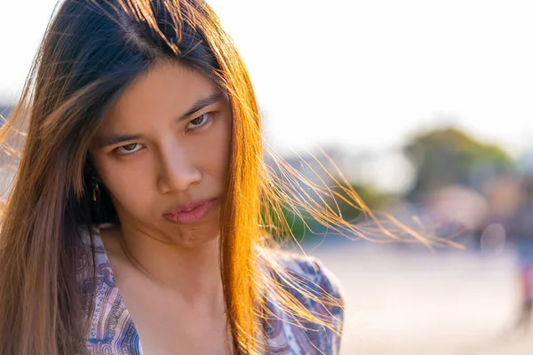 Розгнівана Жінка Нещасливим Обличчям Азіатка Довгим Волоссям Кумедним Сумним Портретом — стокове фото