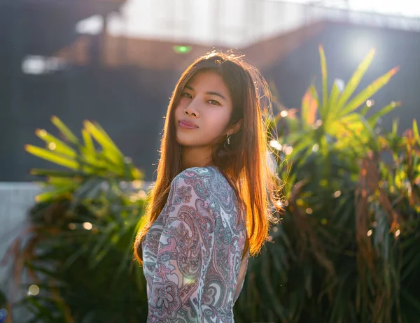 Mujer China Asiática Con Retrato Piel Belleza Bronceada Jardín Verde —  Fotos de Stock