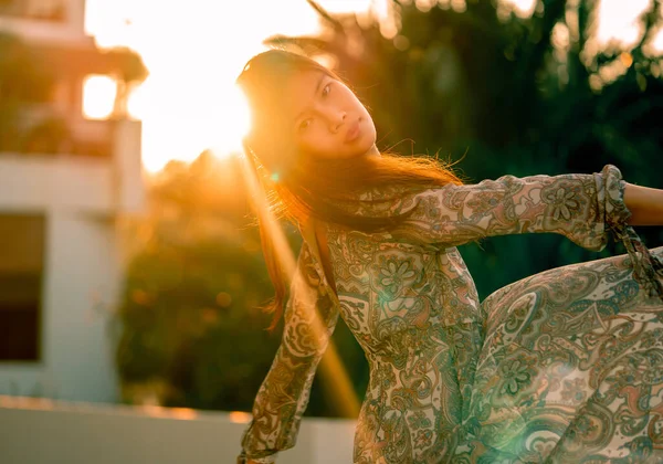 Hermosa Mujer Asiática Bailando Con Falda Con Atardecer Luz Silhoutte —  Fotos de Stock