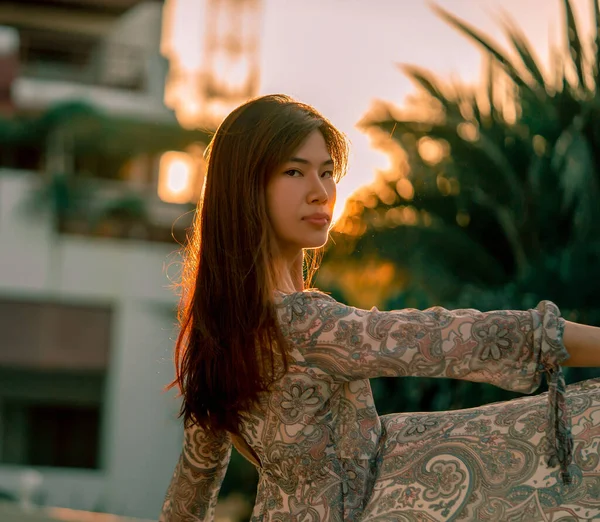 Hermosa Mujer Asiática Bailando Con Falda Con Atardecer Luz Silhoutte —  Fotos de Stock