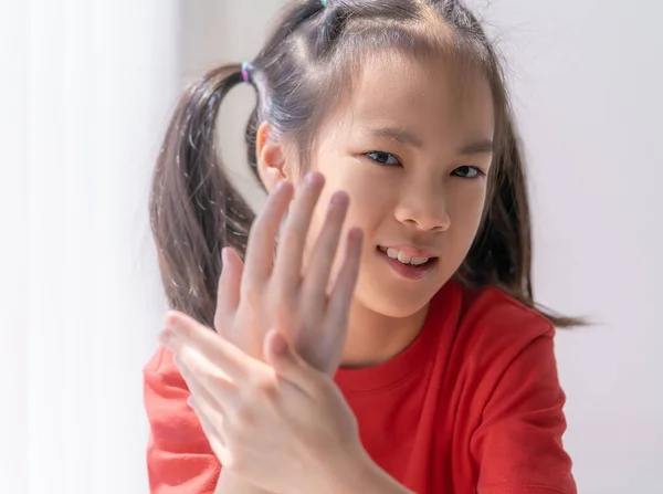 Маленька Дівчинка Застосовує Крем Від Руки Sanitizer Gel Руках Догляду — стокове фото