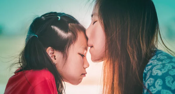 亚洲母亲和Duaghter为了爱情 感情和家庭团聚的理念而亲吻和拥抱 — 图库照片