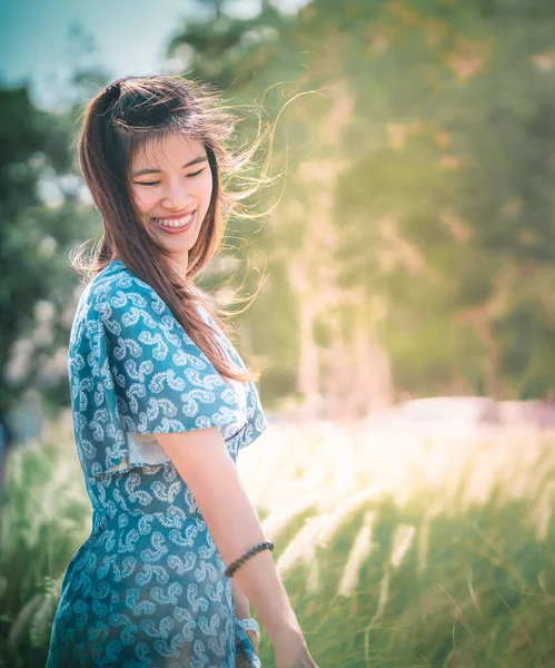 Feliz Asiático Chino Hermosa Mujer Está Caminando Campo Lleno Naturaleza —  Fotos de Stock