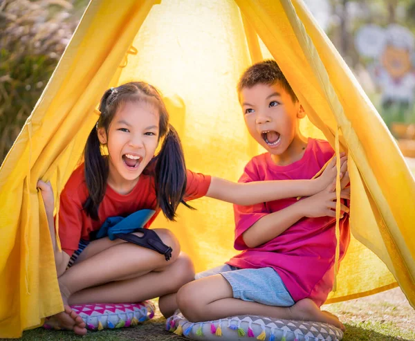 Azji Dzieci Rodzeństwo Mając Dobry Czas Kempingu Wychodzi Pełnym Uśmiechem — Zdjęcie stockowe