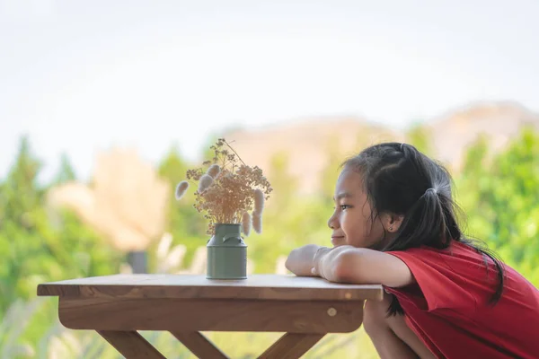 Chica Sentada Una Mesa Con Frasco Flores Para Niños Amor —  Fotos de Stock