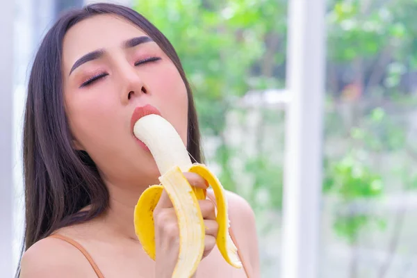 Mulher Brincando Com Banana Para Sexo Conceito Sensualidade — Fotografia de Stock