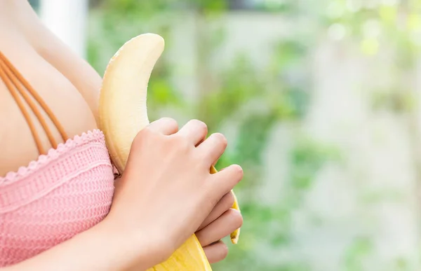 Mulher Está Segurando Banana Fechada Seu Peito Para Sensualidade Conceito — Fotografia de Stock