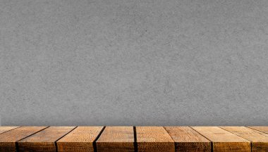 Boş tahta tahta raf tezgahı reklam arkaplanı için fotokopi alanı ve gri duvar arkaplanı olan arkaplan,