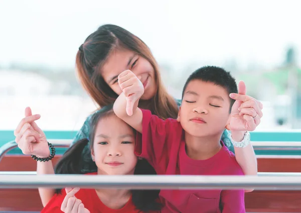 Feliz Madre Sentada Junto Sus Hijos Con Todos Sonriendo Infeliz — Foto de Stock