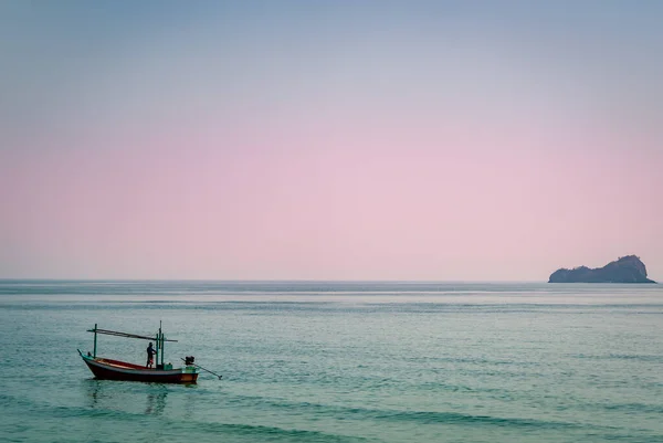 Tatil Sahil Seyahati Için Okyanusta Bir Adada Tayland Balıkçı Teknesi — Stok fotoğraf