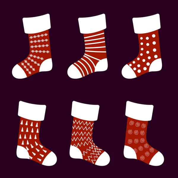 Calcetines rojos de Navidad con diferentes patrones — Vector de stock