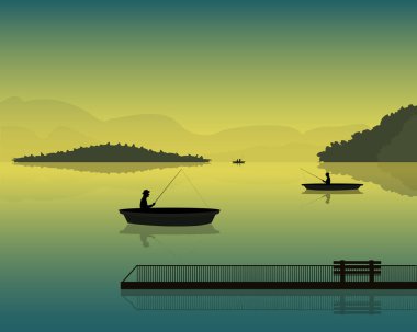 balıkçılar bir tekne içinde silueti ile günbatımı, dağlar ve ormanlar manzara