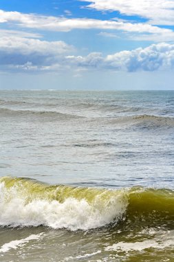 Gökyüzü ile küçük dalga