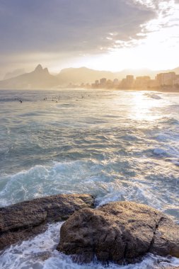 Ipanema plajında Arpoador gün batımında