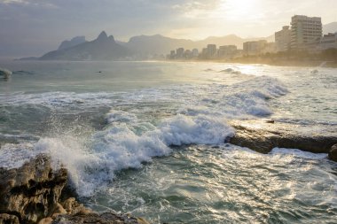 Ipanema plajında Arpoador gün batımında