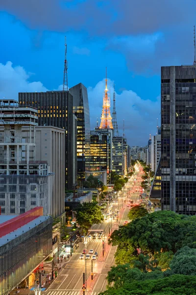 Nacht uitzicht op de beroemde Paulista Avenue — Stockfoto