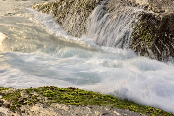 Water druipende tussen rotsen — Stockfoto
