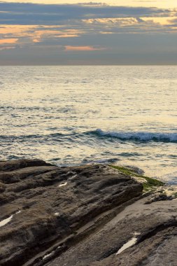 Deniz, taşlar ve ufuk ile Toplantı
