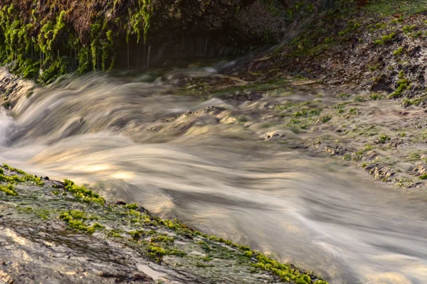 Water druipende tussen rotsen — Stockfoto