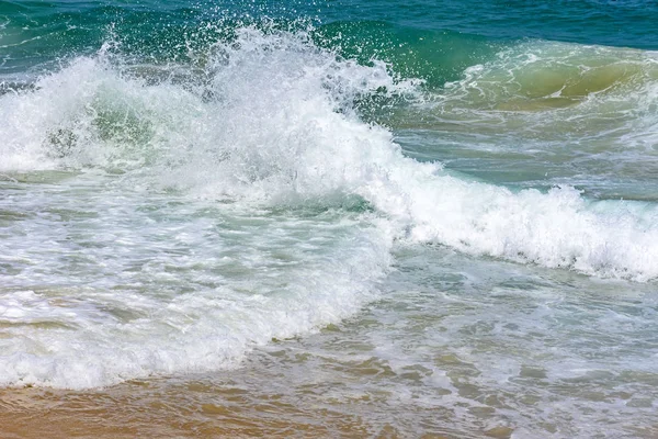 Vlny se rozbíjejí na pláži ďábla — Stock fotografie