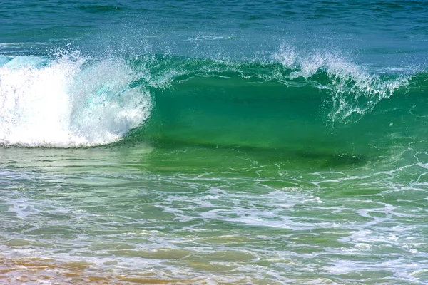 Malá vlna s průhlednou zelenou vodou — Stock fotografie