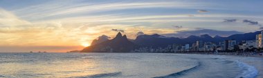 Ipanema Plajı Rio de Janeiro günbatımında yaz