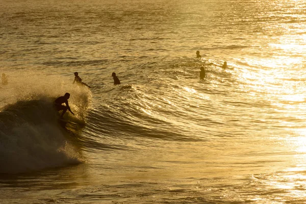 Surfen bij de zonsondergang zomer — Stockfoto